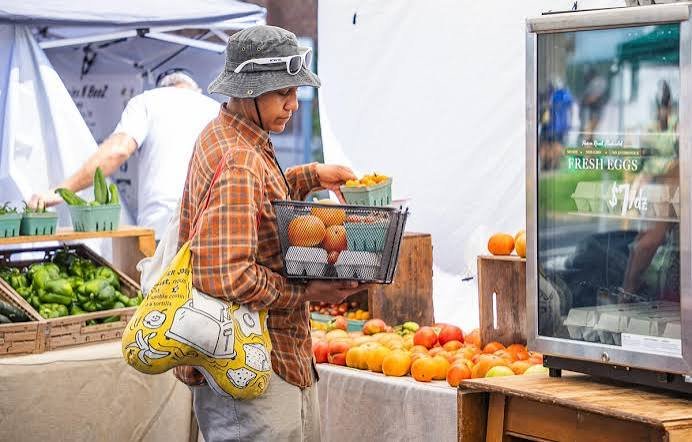 Vendedores do Mercado de Agricultores Registram Vendas Recordes Nesta Temporada